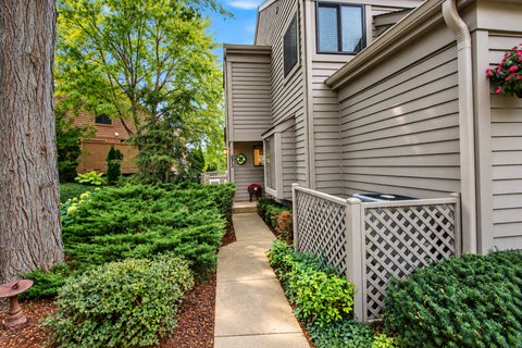 Tiny photo for 873 W Longmeadow Court, Lake Barrington, IL 60010 (MLS # 12771436)