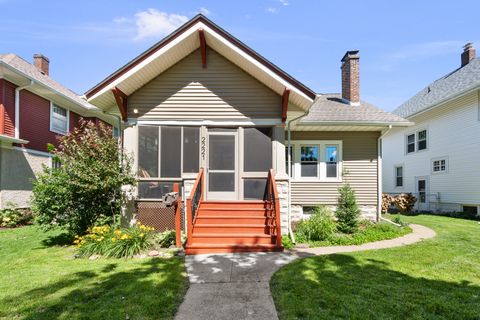 Photo of 2221 RIPLEY Street, Davenport, IA 52803 (MLS # 12684604)