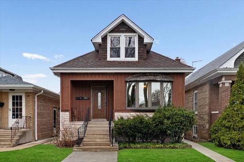 Photo of 5042 W Winnemac Avenue, Chicago, IL 60630 (MLS # 12628249)