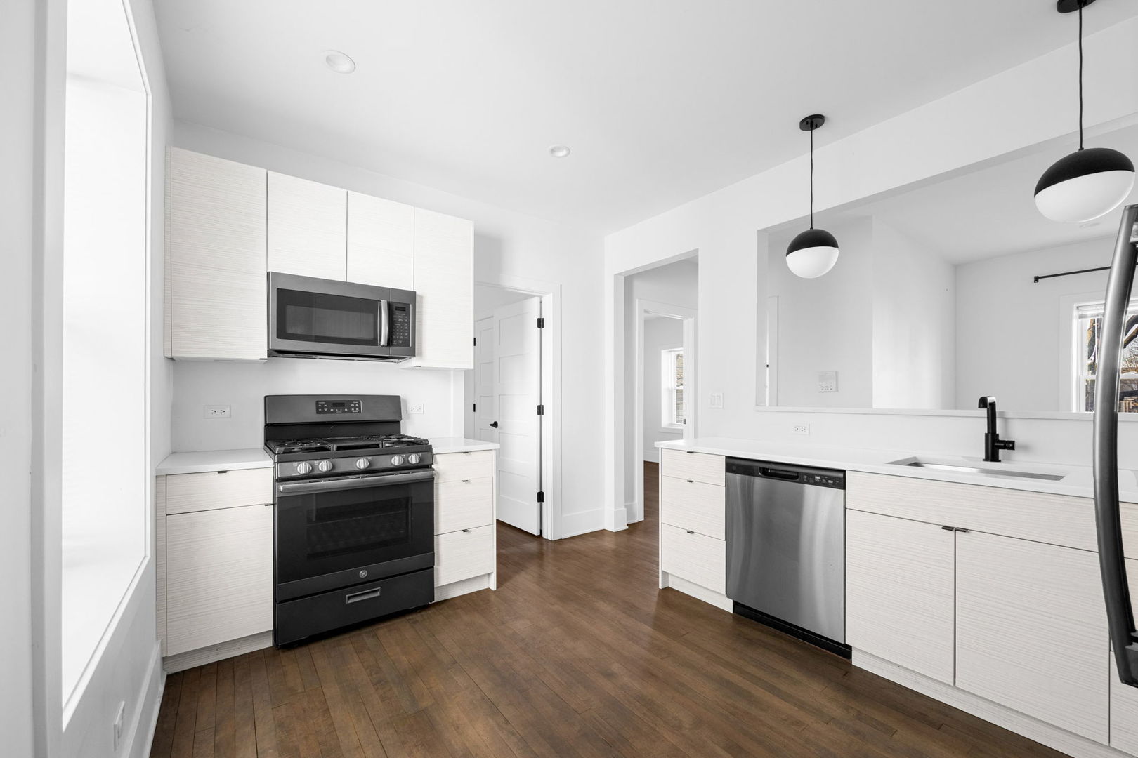 3752 W Roscoe Street 2E