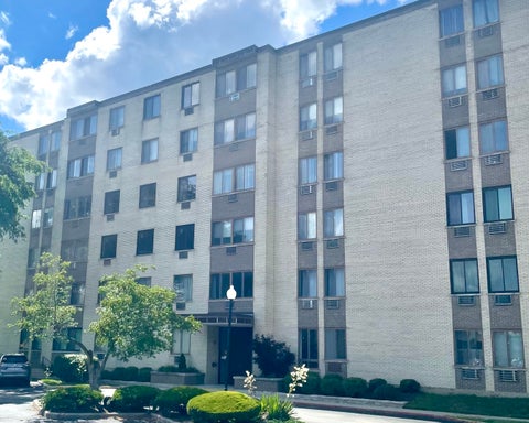 Photo of 9720 S Pulaski Road #308, Oak Lawn, IL 60453 (MLS # 12682109)