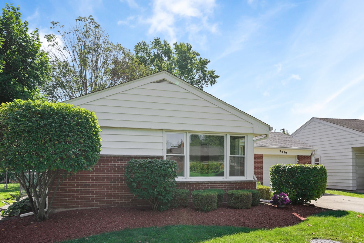 1419 W Saint James Place