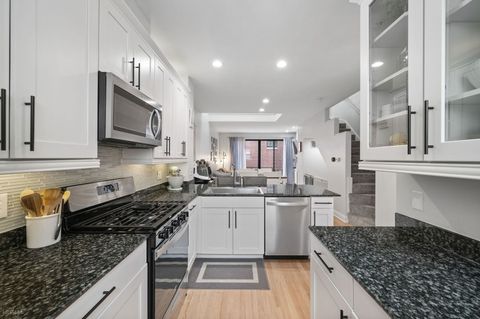 Tiny photo for 2820 N Greenview Avenue #B, Chicago, IL 60657 (MLS # 12625034)