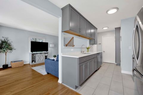 Tiny photo for 1678 Trowbridge Court #B, Wheaton, IL 60189 (MLS # 12564417)