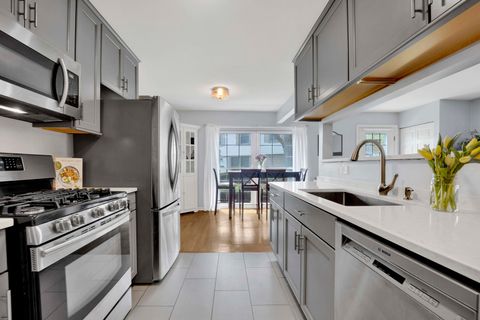 Tiny photo for 1678 Trowbridge Court #B, Wheaton, IL 60189 (MLS # 12564417)