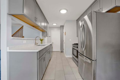 Tiny photo for 1678 Trowbridge Court #B, Wheaton, IL 60189 (MLS # 12564417)