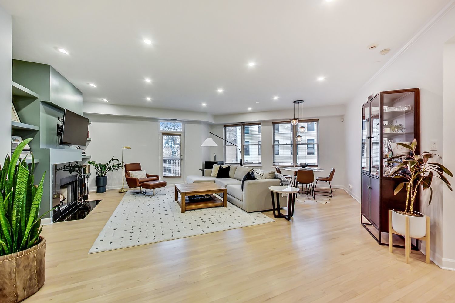845 W Altgeld Street 2D