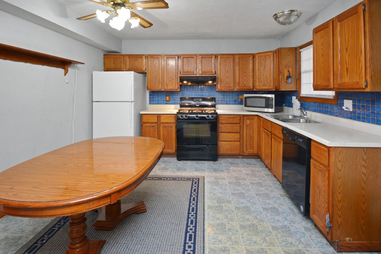 Bloomington, Illinois 61701, United States, 4 Bedrooms Bedrooms, ,5 BathroomsBathrooms,Residential,Contingent,238681