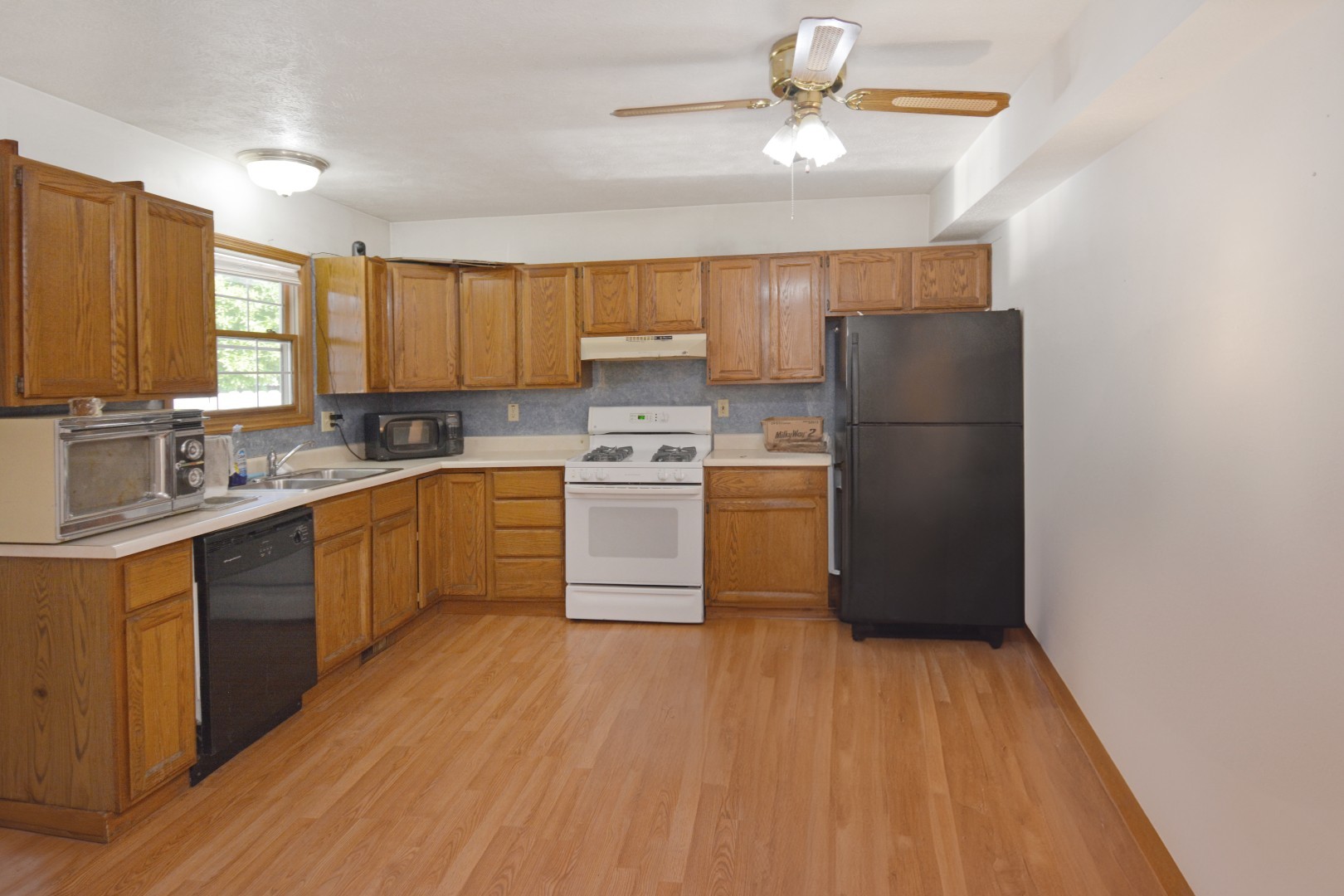 Bloomington, Illinois 61701, United States, 4 Bedrooms Bedrooms, ,5 BathroomsBathrooms,Residential,Contingent,238681