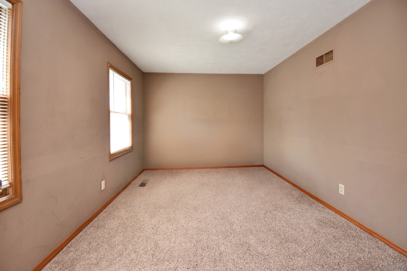 Bloomington, Illinois 61701, United States, 4 Bedrooms Bedrooms, ,5 BathroomsBathrooms,Residential,Contingent,238681