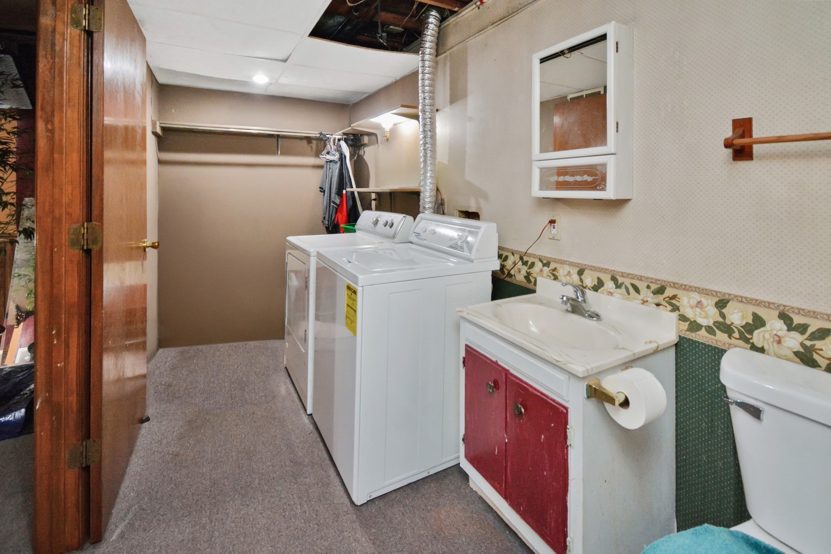 Bloomington, Illinois 61701, United States, 4 Bedrooms Bedrooms, ,5 BathroomsBathrooms,Residential,Contingent,238681