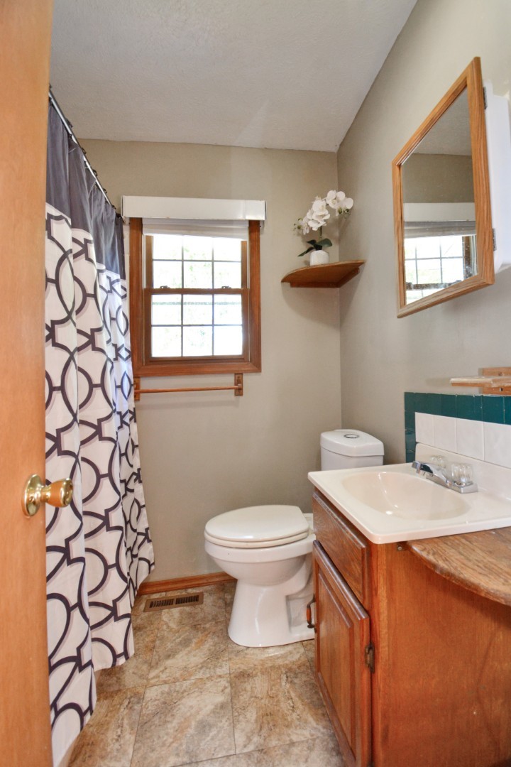 Bloomington, Illinois 61701, United States, 4 Bedrooms Bedrooms, ,5 BathroomsBathrooms,Residential,Contingent,238681