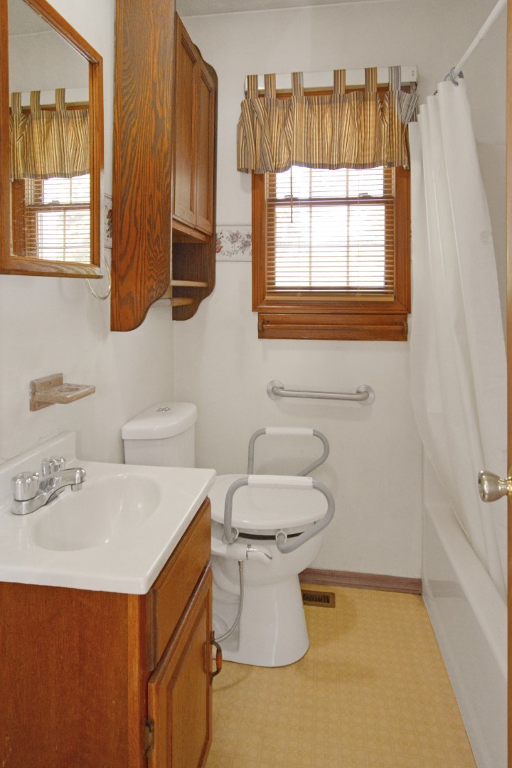 Bloomington, Illinois 61701, United States, 4 Bedrooms Bedrooms, ,5 BathroomsBathrooms,Residential,Contingent,238681