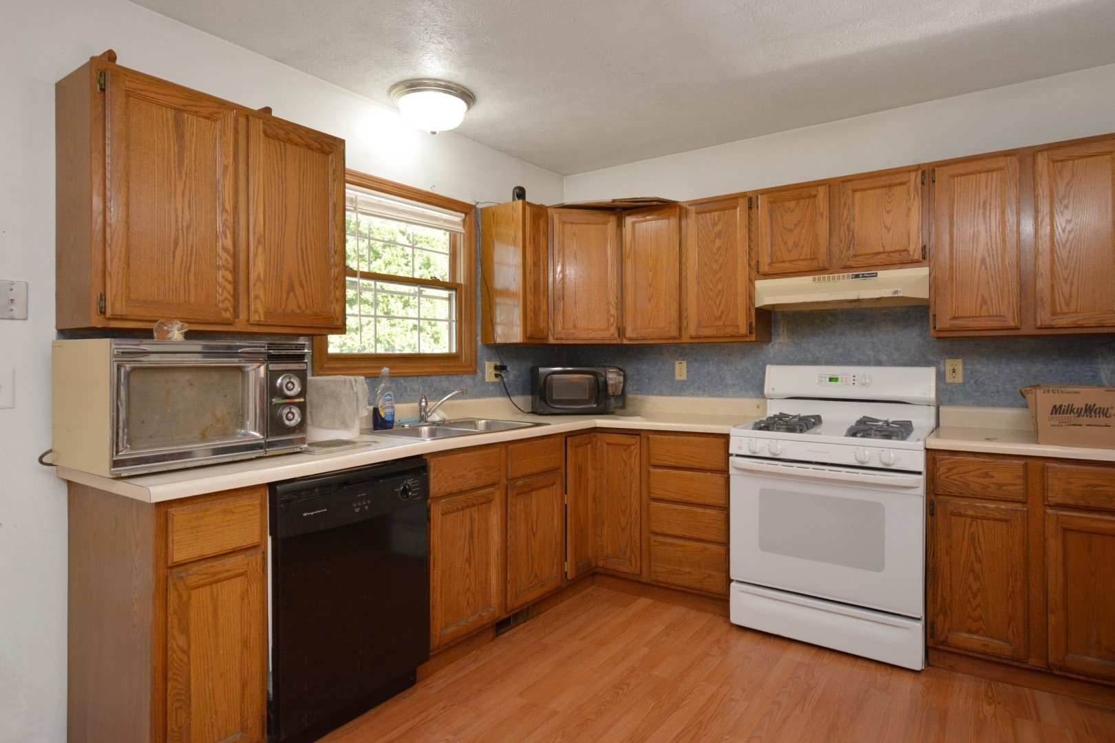 Bloomington, Illinois 61701, United States, 4 Bedrooms Bedrooms, ,5 BathroomsBathrooms,Residential,Contingent,238681