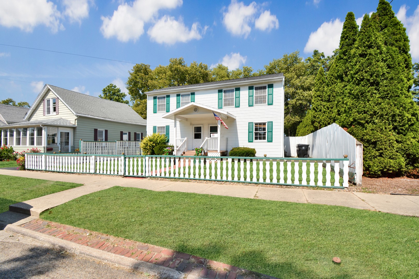 Bloomington, Illinois 61701, United States, 4 Bedrooms Bedrooms, ,5 BathroomsBathrooms,Residential,Contingent,238681