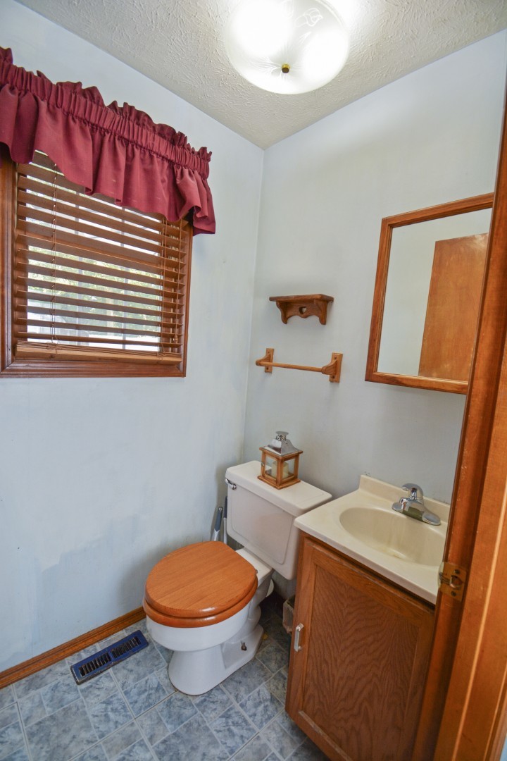 Bloomington, Illinois 61701, United States, 4 Bedrooms Bedrooms, ,5 BathroomsBathrooms,Residential,Contingent,238681