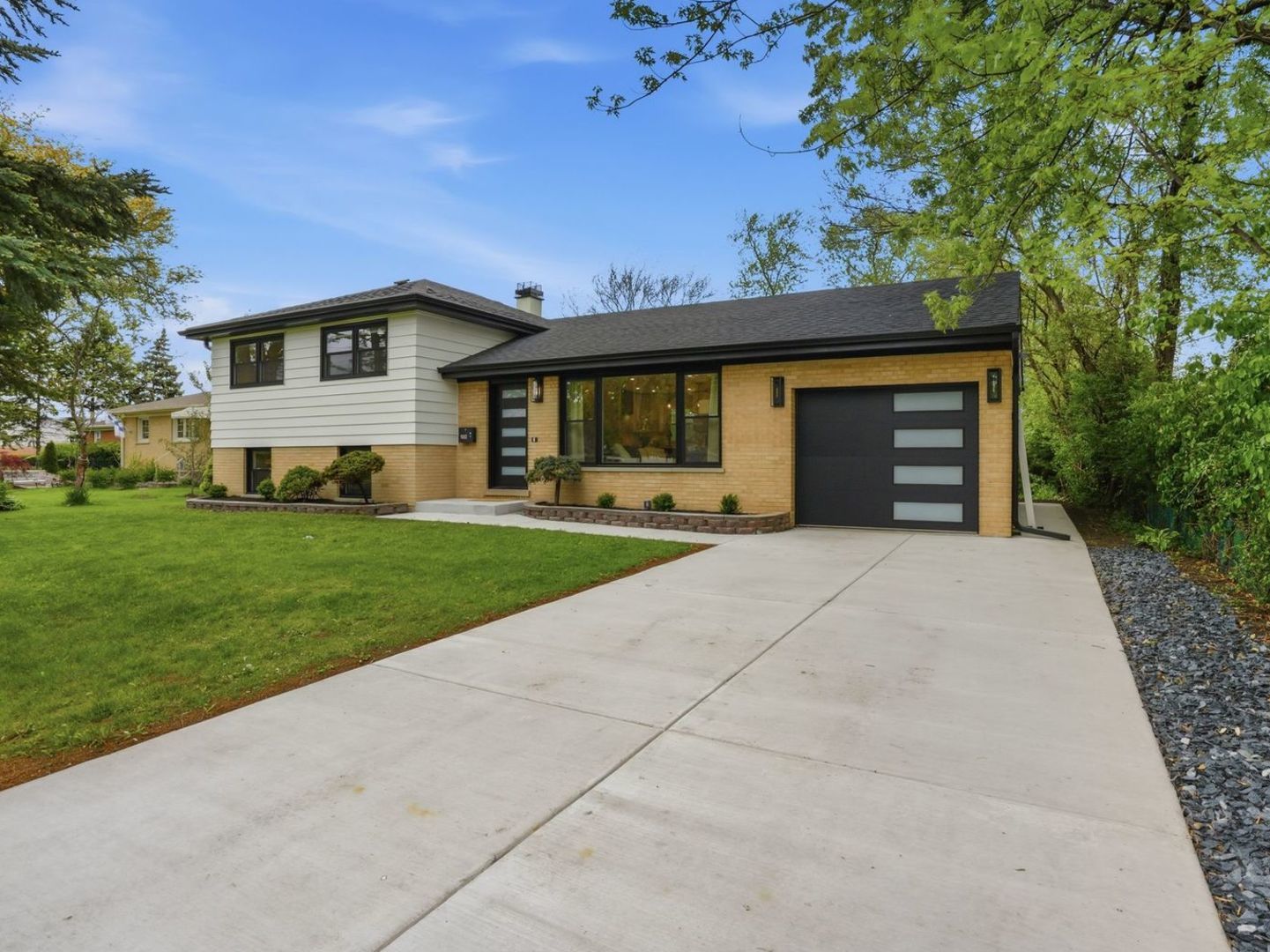 1602 W Willow Lane