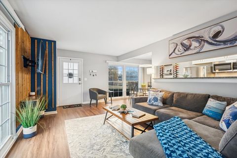 Tiny photo for 1135 Mount Vernon Court #B, Wheaton, IL 60189 (MLS # 12537327)