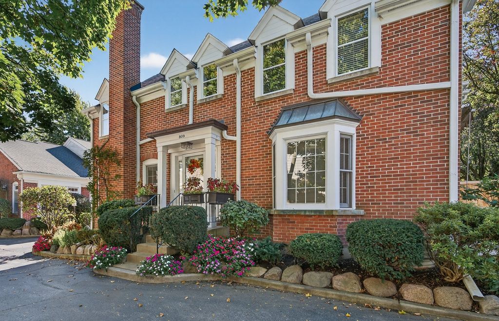 Photo for 809 Hibbard Road, Wilmette, IL 60091 (MLS # 12499859)