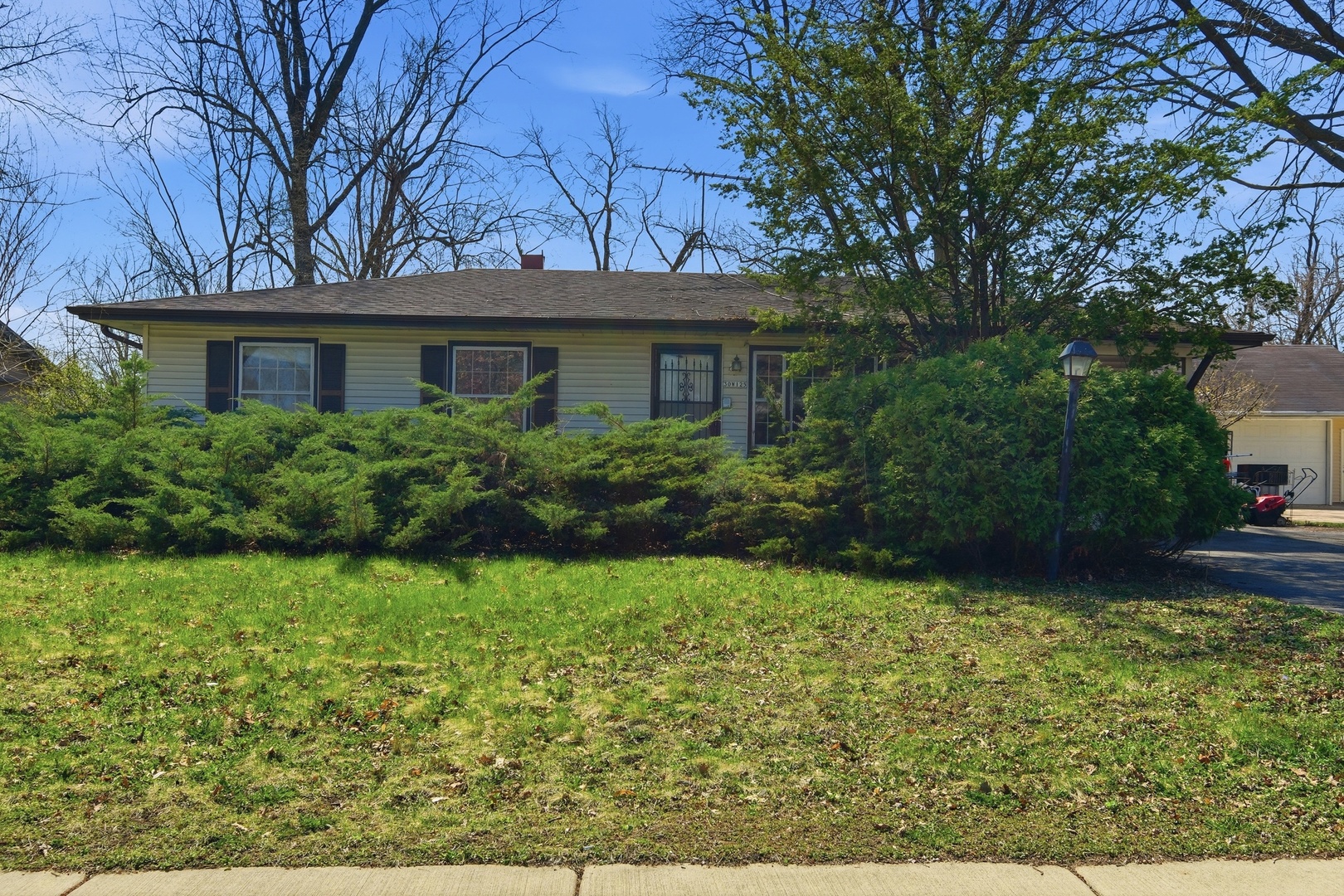 30W125 Claymore Lane