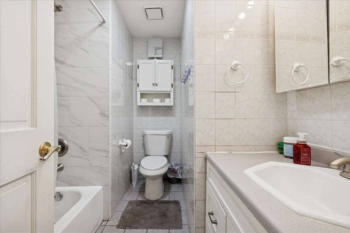 Chicago, Illinois 60656, United States, 2 Bedrooms Bedrooms, ,2 BathroomsBathrooms,Residential,Active,225680