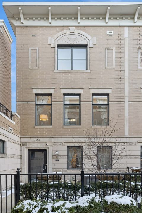 1654 S Indiana Avenue Chicago IL 60616