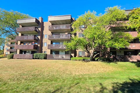 Tiny photo for 650 Whitney Court #108, Gurnee, IL 60031 (MLS # 12549771)