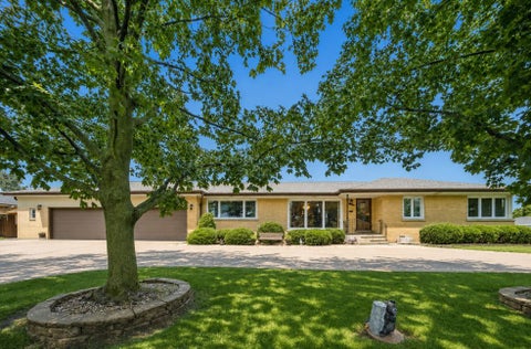 Photo of 8231 W Berwyn Avenue, Chicago, IL 60656 (MLS # 12732552)