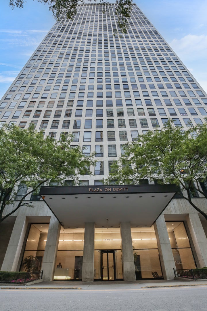 260 E Chestnut Street 2904