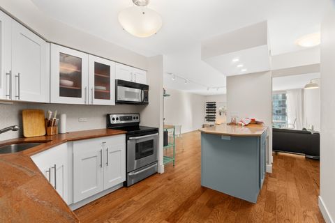 Tiny photo for 6033 N Sheridan Road #7C, Chicago, IL 60660 (MLS # 12506071)