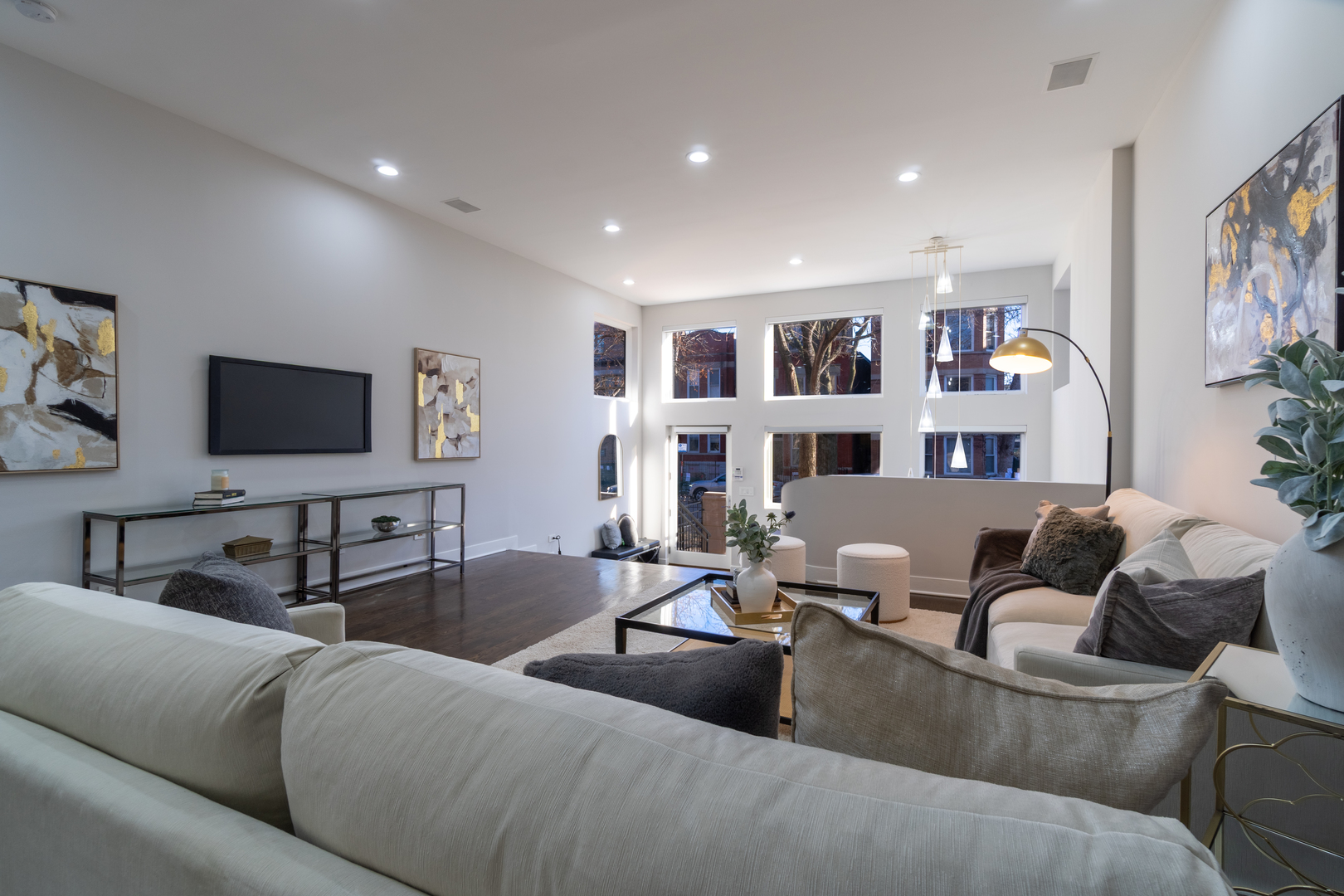 908 N Winchester Avenue