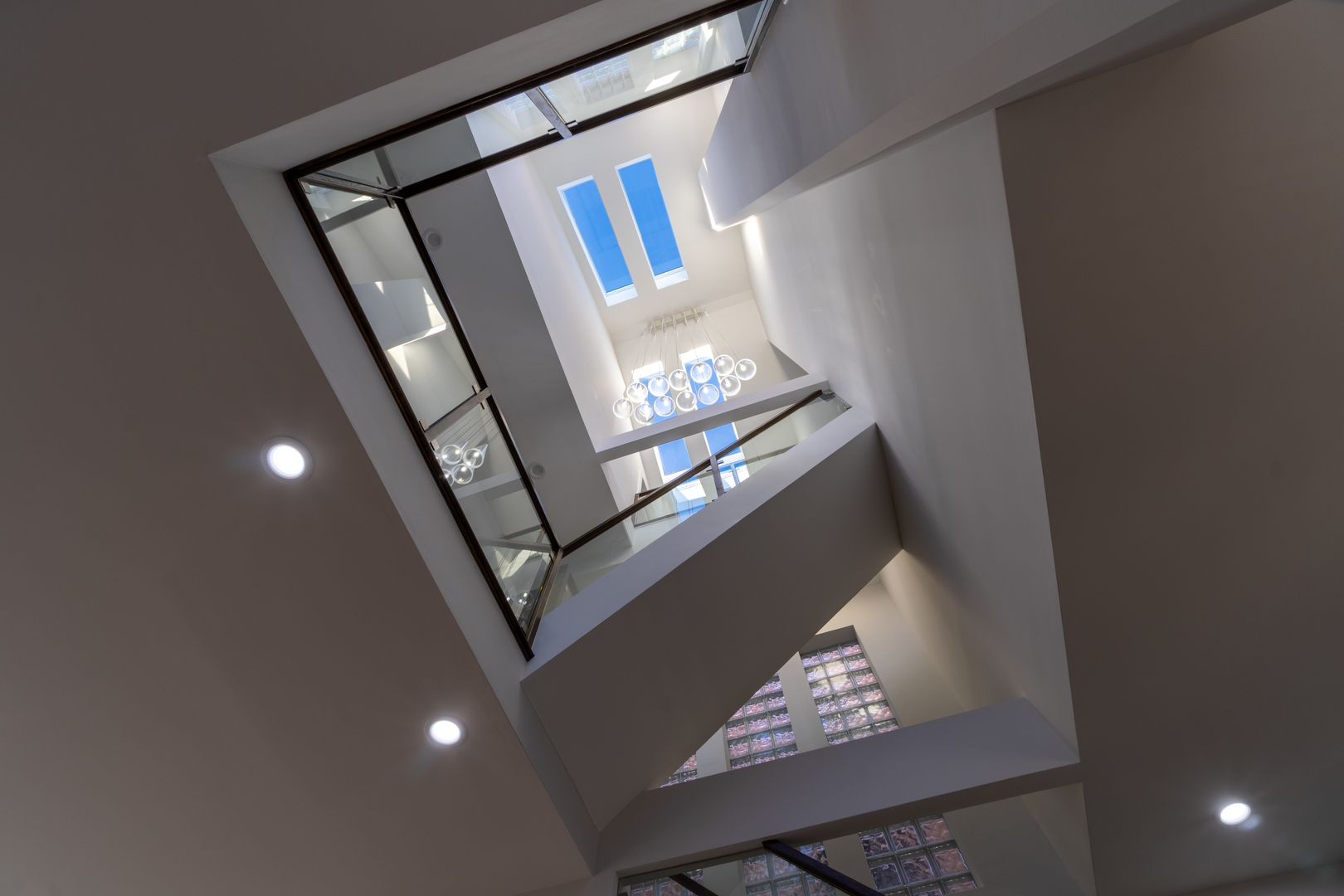 908 N Winchester Avenue