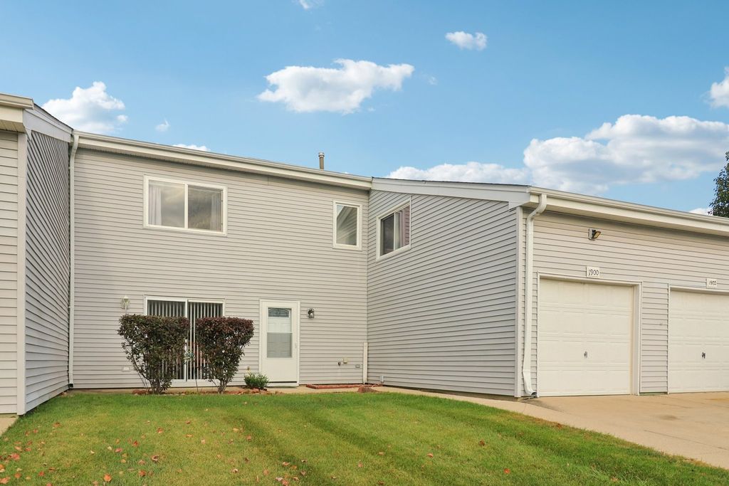 Photo for 1900 Basswood Lane, Glendale Heights, IL 60139 (MLS # 12493787)