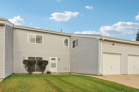 Photo of 1900 Basswood Lane, Glendale Heights, IL 60139 (MLS # 12493787) Photo of 1900 Basswood Lane, Glendale Heights, IL 60139 (MLS # 12493787)