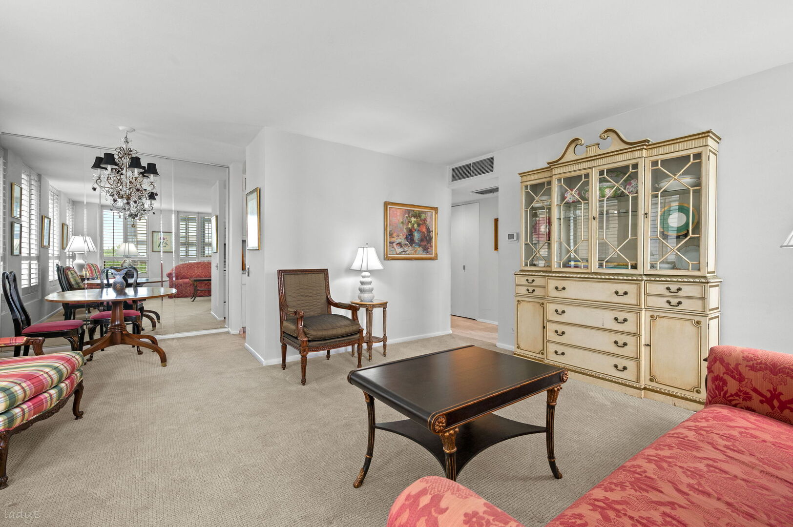 260 E Chestnut Street 512