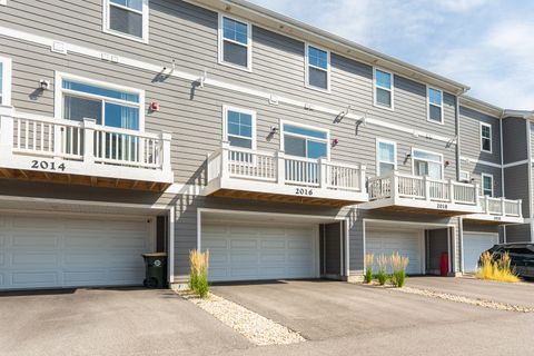 Tiny photo for 2016 Yellowstone Boulevard, Mundelein, IL 60060 (MLS # 12471277)