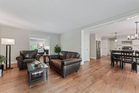 Tiny photo for 635 Oakview Drive, Algonquin, IL 60102 (MLS # 12649214)
