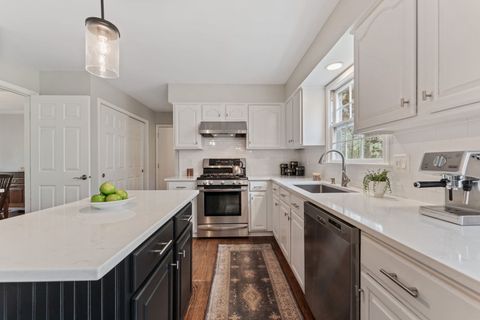 Tiny photo for 635 Oakview Drive, Algonquin, IL 60102 (MLS # 12649214)