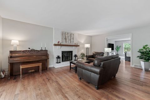 Tiny photo for 635 Oakview Drive, Algonquin, IL 60102 (MLS # 12649214)