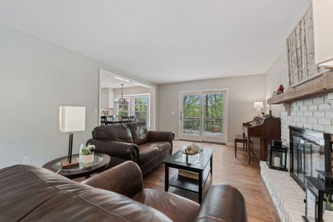 Tiny photo for 635 Oakview Drive, Algonquin, IL 60102 (MLS # 12649214)