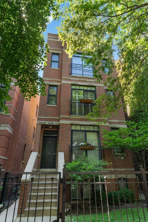 Photo of 3238 N Kenmore Avenue #2, Chicago, IL 60657 (MLS # 12666552)