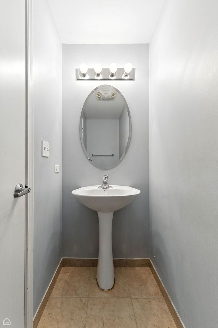 Chicago, Illinois 60653, United States, 2 Bedrooms Bedrooms, ,2 BathroomsBathrooms,Residential,Contingent,189871