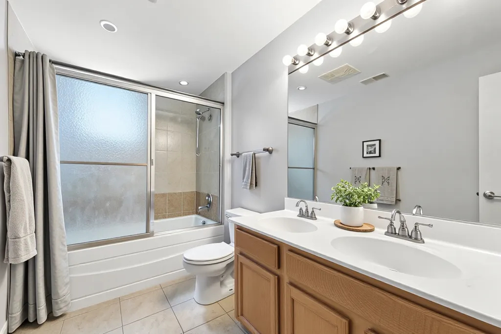 Chicago, Illinois 60653, United States, 2 Bedrooms Bedrooms, ,2 BathroomsBathrooms,Residential,Contingent,189871