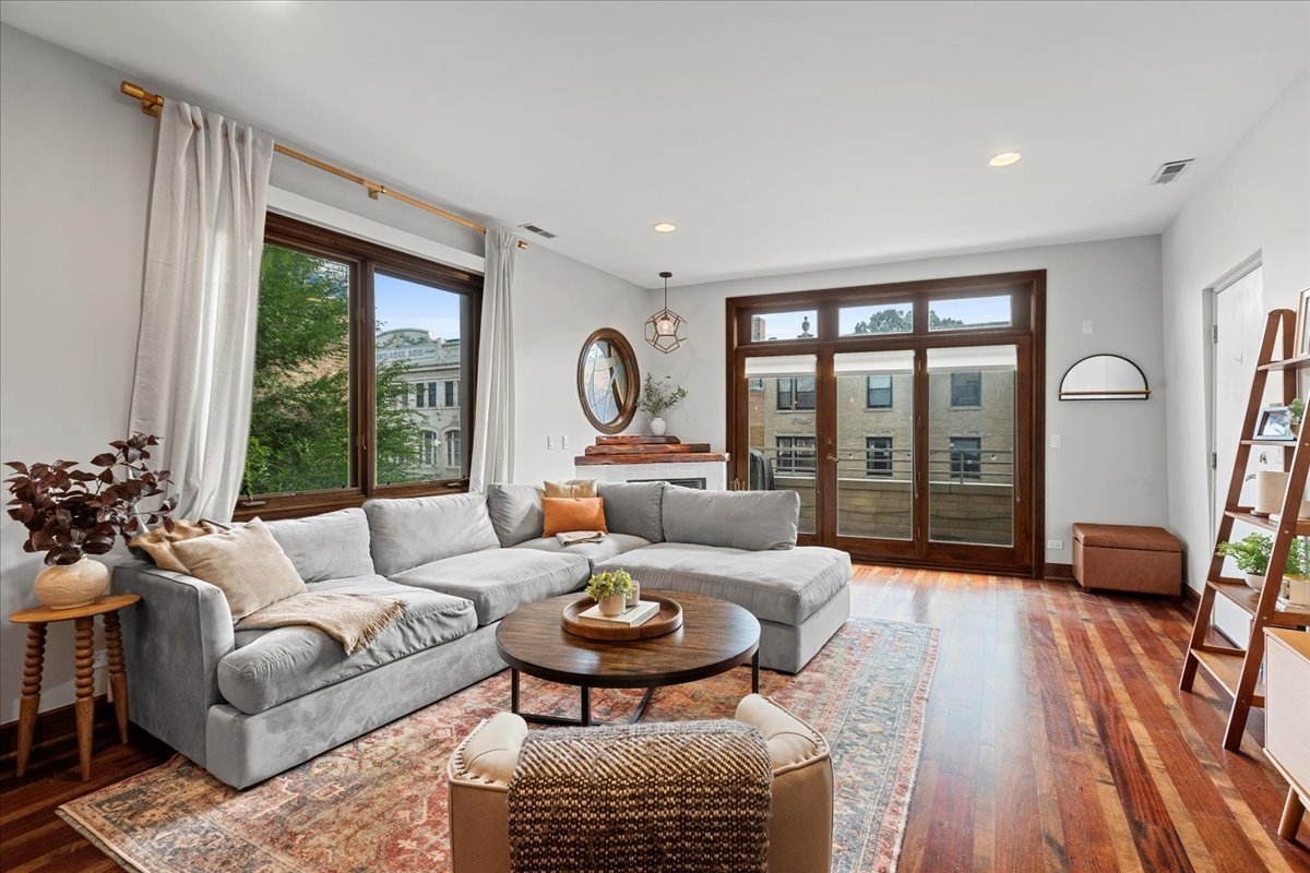 2052 W North Avenue 2E