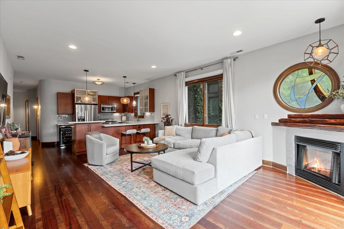 2052 W North Avenue 2E