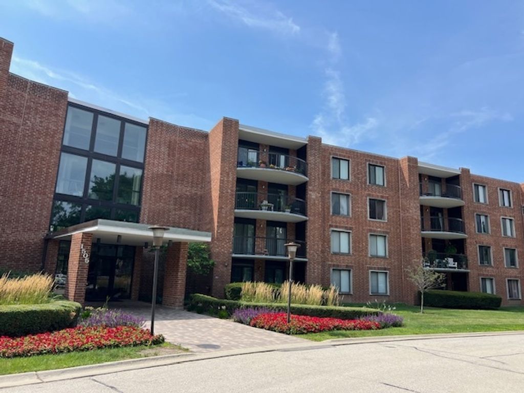 Photo for 1505 E Central Road #303A, Arlington Heights, IL 60005 (MLS # 12504636)