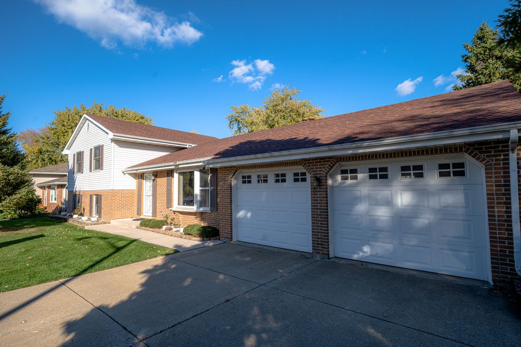 Photo for 535 Logan Street, Roselle, IL 60172 (MLS # 12496857)