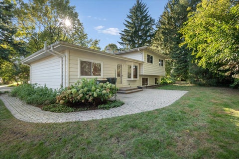 Tiny photo for 921 Bartlett Terrace, Libertyville, IL 60048 (MLS # 12770441)