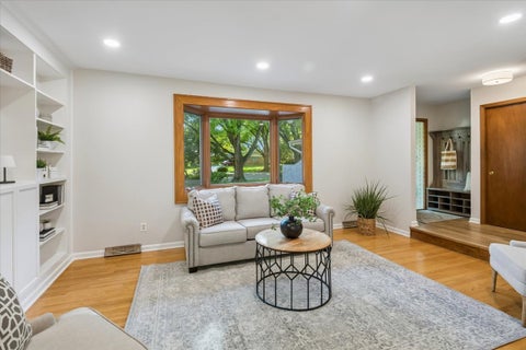 Tiny photo for 921 Bartlett Terrace, Libertyville, IL 60048 (MLS # 12770441)