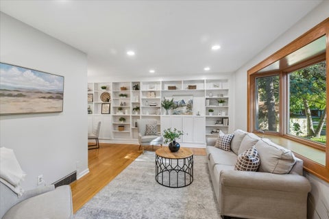 Tiny photo for 921 Bartlett Terrace, Libertyville, IL 60048 (MLS # 12770441)